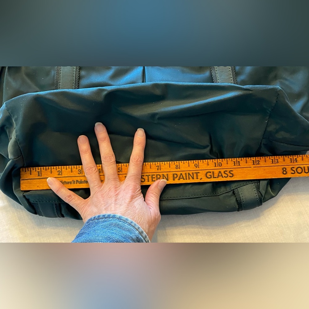 Lululemon Live Free Tote Teal Shadow  used a few times - Picture 9 of 14